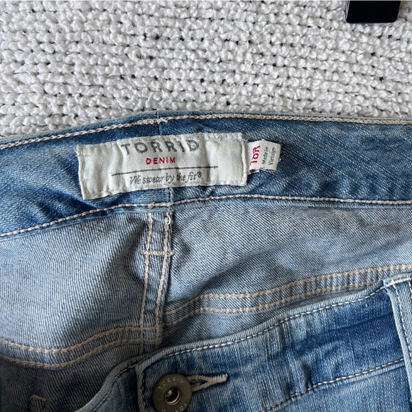 TORRID Casual Distressed Denim Capri Jeans 18R - Picture 8 of 10